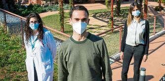 04 - 02 - 2021 / Barcelona / Kalida - Reportaje sobre el tratamiento oncologico en tiempos de Covid - Adria Ferrer (Paciente) Anna Virgili (oncóloga con bata blanca) Sara Garcia (Pisco Oncologia ) Foto: Llibert Teixidó