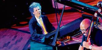 FOTO ALEX GARCIA EL PIANISTA CHICK COREA CIERRA EL FESTIVAL DE JAZZ DE BARCELONA EN EL PALAU DE LA MUSICA Y RECIBE LA CONDECORACION DE TITO RAMONEDA 30/11/12