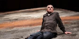 Joan Ollé fotografiado en una sala de ensayos del Teatre Nacional de Catalunya. foto David Airob 16/12/2016