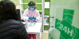Una farmacéutica prepara un test de antígenos para realizárselo a una mujer en la Farmacia Las Gemelas en Madrid (España), a 11 de febrero de 2021. El pasado miércoles 3 de febrero, Salud Pública comenzó a mandar SMS para que los ciudadanos asintomáticos que residan en zonas con alta incidencia puedan acudir a estos centros y clínicas dentales a hacerse un test de coronavirus gratuitamente. Pontevedra ha comenzado esta semana un nuevo programa de pruebas en farmacias con el objetivo de extenderlo a toda Galicia, y en el caso de Barcelona ha concluido un proyecto piloto y trabaja su extensión a toda Cataluña. 11 FEBRERO 2021;FARMACIAS;SANIDAD;CORONAVIRUS;PRUEBAS;TEST;CONTAGIOS;PANDEMIAS Jesús Hellín / Europa Press 11/02/2021