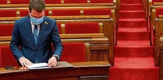 GRAFCAT9009. BARCELONA, 03/03/2021.- El vicepresidente del Govern en funciones, Pere Aragonès, en su escaño al comienzo de la reunión de la Diputación Permanente del Parlament donde ha comparecido para informar sobre los disturbios tras el encarcelamiento del rapero Pablo Hasel, en plenas negociaciones para la investidura en Cataluña. EFE/Quique Garcia