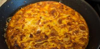 Una tortilla de patatas recién cocinada