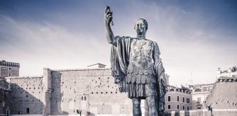 Se cree que abusó del poder absoluto y que fue asesinado con justicia”, escribió el historiador latino Suetonio refiriéndose a César. En su opinión, el famoso estadista despreciaba la república y había recibido honores excesivos, como la dictadura perpetua.
Para evitar que se proclamara rey, un grupo de sesenta senadores planeó su muerte. Entre los cabecillas se encontraban antiguos partidarios de Pompeyo, como Cayo Casio Longino y Marco Junio Bruto, a los que César había perdonado y otorgado cargos políticos. Los conjurados acabaron con su vida en 44 a. C.
Se hizo famosa la frase “¿También tú, Bruto?”, que habría pronunciado al ver entre sus asesinos a Marco Junio Bruto, tradicionalmente presentado como supuesto hijo suyo. Pero no hay certeza de lo primero y lo segundo es imposible: la relación entre César y la madre de Bruto es posterior a su nacimiento.
Según la leyenda, César no hizo caso de las premoniciones acerca de su asesinato. Su esposa Calpurnia le pidió que no acudiera al Senado, porque había visto en sueños su cuerpo cubierto de sangre. Ya en la calle, un quiromante le gritó que se cuidara de los idus de marzo (es decir, el día 15 de ese mes). Poco después, alguien le dio un papiro que él no desenrolló. Lo encontraron en su mano cuando ya era cadáver: en él se le advertía de la conspiración y del atentado.