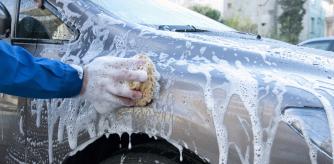 Al lavar el coche hay que ir con cuidado para no rayarlo