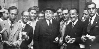 Manuel Azaña entouré de journalistes, en Espagne en 1936. (Photo by KEYSTONE-FRANCE/Gamma-Rapho via Getty Images)