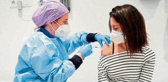 GRAFCAV3355. VITORIA, 26/02/2021.-Una enfermera administra la vacuna a una profesora este viernes en Vitoria. El Departamento de Salud ha comenzado la vacunación de los docentes de Educación Infantil y Educación Especial y de las monitoras de comedores escolares menores de 55 años que trabajan con los niños más pequeños, ya que estos no están obligados a llevar mascarilla. EFE/IREKIA/. ADRIAN RUIZ . SÓLO DISPONIBLE PARA ILUSTRAR LA NOTICIA QUE ACOMPAÑA (CRÉDITO OBLIGATORIO)