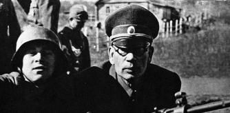 El general soviético Andréi Vlásov durante unas maniobras alrededor de 1943.