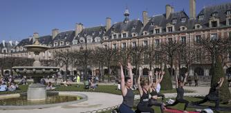 Personas haciendo yoga al aire libre en París, el miércoles, el mismo día que el presidente Macron anunciaba medidas más restrictivas por la pandemia