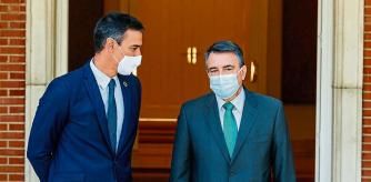 El presidente del Gobierno, Pedro Sánchez, recibe en la Moncloa a la líder de Pnv Aitor Esteban, durante su ronda de contactos con los partidos políticos este miércoles para mantener una reunión e iniciar una ronda de encuentros con las formaciones políticas que medirá su disposición para pactar los presupuestos y otras cuestiones, como la renovación de los órganos constitucionales.