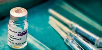 Campaña de vacunación contra el covid 19 para personas de 60-65 años con vacunas de AstraZeneca, en la Fira de Cornella durante la Semana Santa.