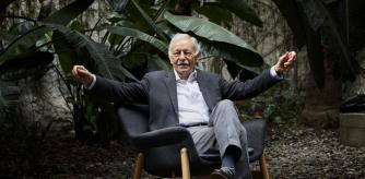 El escritor Eduardo Mendoza durante la presentación de la novela Transbordo en Moscu, en la casa del Libro de Barcelona