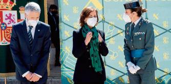 TERUEL, 05/04/2021.- La teniente coronel Silvia Gil Cerdá (d) acompañada por la vicepresidenta primera y ministra de la Presidencia, Relaciones con las Cortes y Memoria Democrática, Carmen Calvo, y el ministro del Interior, Fernando Grande-Marlaska, durante el acto de su toma de posesión como nueva jefa de la Comandancia de la Guardia Civil de Teruel. EFE/Antonio García