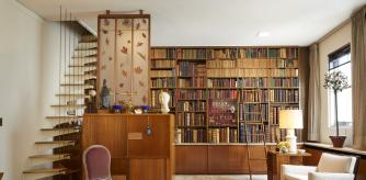 Vista de la biblioteca de Alexander Rosenberg que incluye joyas medievales y renacentistas que la galería Christie's subasta este 23 de abril del 2021