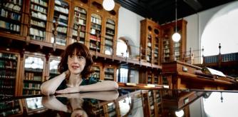 FOTO ALEX GARCIA LA ESCRITORA IRENE VALLEJO (PREGONERA DE SANT JORDI), AUTORA DEL ENSAYO EL INFINITO EN UN JUNCO, FOTOGRAFIADA LA BIBLIOTECA DEL RECTORADO DE SU CIUDAD, ZARAGOZA 2021/04/20