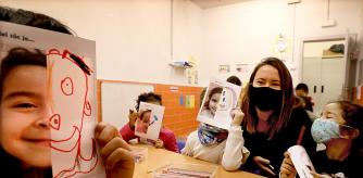 Una monitora de la fundación y sus alumnos