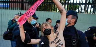 Un grupo de activistas de Femen con el torso desnudo han sido reducidas por agentes de la Policía Nacional cuando protestaban frente el colegio Sant Agustín de Madrid.