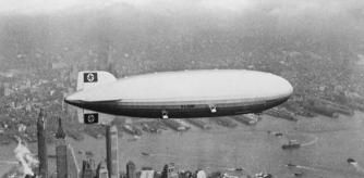Un día como hoy, el Hindenburg, una de las aeronaves más grandes jamás construidas, llegó a EE.UU. desde Alemania. Al intentar aterrizar se produjo una explosión y en 35 segundos todo el dirigible estuvo en llamas. El accidente se cobró 35 vidas.
Puedes leer el reportaje: https://stories.lavanguardia.com/historia-y-vida/20210506/38327/hindenburg-zeppelin
Síguenos también:
✅ Web: https://www.guyanaguardian.com/historiayvida
✅ Facebook: https://www.facebook.com/HistoriayVida
✅ Instagram: https://www.instagram.com/revhistoriayvida
✅ Twitter: https://twitter.com/historiayvida
¡Suscríbete y no te pierdas nada!