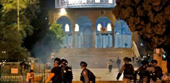 La policía israelí irrumpe en la Explanada de las Mezquitas tras el rezo y causa doscientos heridos