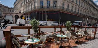 Una terraza de París ya preparada para su reobertura