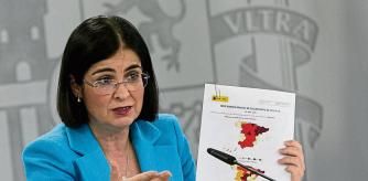 La ministra de Sanidad, Carolina Darias en una rueda de prensa en Moncloa, a 12 de mayo de 2021 en Madrid (España). Uribes y Darias comparecen para informar sobre los diferentes planes, medidas y compromisos que han adquirido los dos ministerios para el Plan de Recuperación, Transformación y Resiliencia. El plan, con el que se utilizarán los 140.000 millones de euros de los fondos europeos hasta 2026, tiene como objetivo avanzar en la recuperación tras la crisis del coronavirus y aprovechar la oportunidad para modernizar y digitalizar la economía. Durante la rueda de prensa, han informado que el público regresará a los estadios de fútbol en LaLiga para las dos jornadas restantes, más el 'playoff' en Segunda División, en aquellos territorios que se encuentren en Comunidades Autónomas en la 'Fase 1' con un aforo del 30% siempre que no superen los 5.000 espectadores. Además, también habrá público en los pabellones de la Liga Endesa de cara al 'playoff' del final de temporada. 12 MAYO 2021;SANIDAD;CULTURA;FONDOS EUROPEOS;UNIÓN EUROPEA;UE;RECUPERACIÓN;PLANES Jesús Hellín / Europa Press 12/05/2021