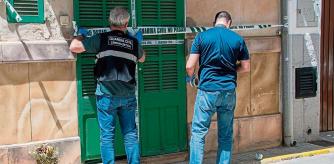 SA POBLA, 18/05/2021.- Investigadores del asesinato de Sa Pobla, Mallorca, trabajan en el interior de la casa donde se produjo el asesinato de una mujer de 28 años y su hijo de 7 a manos de su expareja, que se ha entregado a la Policía. EFE/ Cati Cladera