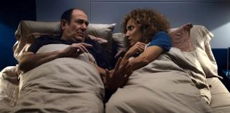 Toni Acosta y Karra Elejalde en una escena de 'Poliamor para principiantes', de Fernando Colomo, con