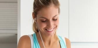 La Fundación Alimentación Saludable recomienda beber entre 400 y 500 mililitros de agua y comer una pieza de fruta, entre una hora y treinta minutos antes del ejercicio