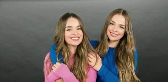 Gemelas Paula Etxeberria (azul ) y Aitana (rosa) conocidas artisticamente como Twin Melody