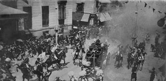 Plano de la comitiva nupcial pocos momentos antes del mortal atentado