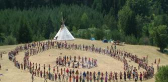 Un grupo nudista acampa desde hace días en el monte riojano practicando sexo libre sin descanso