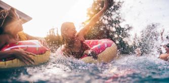 Personas jugando en una piscina.