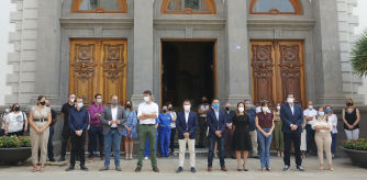 Representantes del Ayuntamiento de Santa Cruz de Tenerife han guardado este viernes un minuto de silencio como muestra de solidaridad con la madre y la familia de Olivia y Anna, tras el hallazgo del cuerpo sin vida de Olivia, una de las menores desaparecidas en Tenerife desde el pasado 27 de abril.