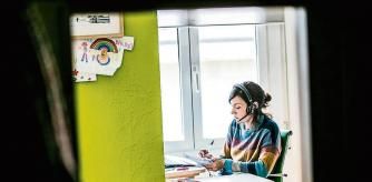 foto XAVIER CERVERA 12/04/2021 tras muchos meses d pandemia por coronavirus el reencuentro -tras el teletrabajo- en la oficina sera mas presente, aunque todavia hay trabajadores y trabajadoras q prefieren evitar riesgos (esperando a estar vacunados /as) y seguir teletrabajando, solos o solas (aislados fisicamente pero conectados digitalmente) en casa, compartiendo espacio en el salon con elementos infantiles d hijos hijas (dibujos, sillitas, juguetes,..) ; lo unico q les queda en el espacio laboral de la oficina es la tipica foto de familia con la pareja, y las hermanas hijas (como es el caso d esta mujer biologa)