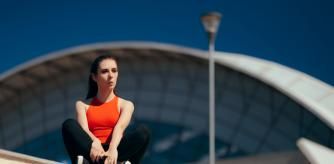 Mujer sentada con ropa deportiva.
