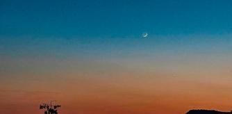 La conjunción de la Luna y Venus vista junto a la iglesia del Remei de Vic.