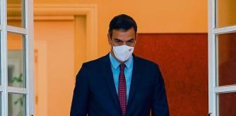 GRAF2099. MADRID, 17/06/2021.- El presidente del Gobierno, Pedro Sánchez, sale a recibir al presidente de la Junta de Andalucía, Juanma Moreno, antes de su primer encuentro oficial desde que ambos ostentan los cargos actuales celebrado este jueves en el Palacio de la Moncloa. EFE/ J.j. Guillén