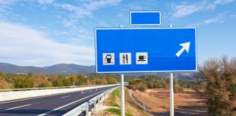 El color de la señal nos proporciona información acerca donde queda la gasolinera