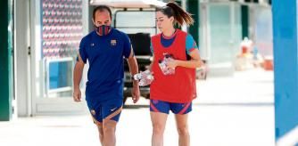 Lluís Cortés charla con Vicky Losada antes de un entrenamiento del Barça