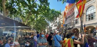 LV_Empiezan las protestas ante el Liceu por el acto de Sánchez sobre los indultos