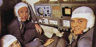 Tripulación de la Soyuz 11: abajo izda., Georgi Dobrovolsky; arriba izda., Víktor Patsáyev; dcha., Vladislav Vólkov