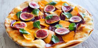 Pizza con calabaza, higos y canónigos