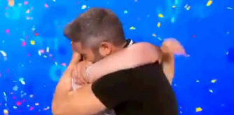 Roberto Leal y Pablo Díaz se abrazan en 'Pasapalabra'.