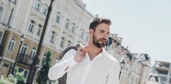 Hombre vestido con ropa de oficina.