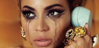 10 productos waterproof con los que conservar el maquillaje (y la dignidad) en la piscina y la playa