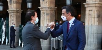 El presidente de Castilla y León, Alfonso Fernández Mañueco, y el presidente del Gobierno, Pedro Sánchez, se saluda en la plaza mayor de Salamanca.