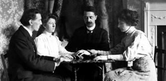 Dos hombres y dos mujeres en una sesión de espiritismo hacia 1910.