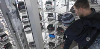 Coches de Volkswagen junto a su factoría en Wolfsburgo