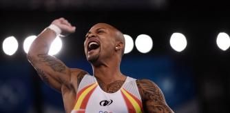 El gimnasta español Ray Zapata ha ganado la medalla de plata en la final de suelo de Tokyo 2020, con un 14.933, la misma nota que ha logrado el israelí Dolgopyat pero cuyo ejercicio ha sido más complicado. Es la sexta medalla para España, en una final emocionantísima que el gimnasta español llevaba soñando desde Río 2016, donde no se clasificó y quedó en posición número 11.
Zapata partía con la cuarta mejor nota y casi ha clavado todas sus diagonales. Su grito final de alegría al terminar el ejercicio es el verdadero premio. Un triunfo que, además, ha dedicado a su hija, de tan sólo dos meses, Olympia, cuando ha mostrado a cámara su pequeño babero. 
Esta medalla de Ray Zapata devuelve a España al podio de unos juegos olímpicos en gimnasia, después de 13 años, cuando Gervasio Deferr logró el oro en suelo en Pekín 2008.

En directo, los Juegos Olímpicos de Tokyo 2020 en: https://www.rtve.es/play/deportes

#Tokyo2020