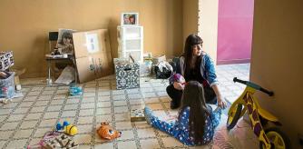 BARCELONA-JESSICA CON SU HIJA DE CUATRO AÑOS MIA EN EL PISO SOBRE EL QUE HAY UN DESHAUCIO ABIERTO- FOTO ANA JIMENEZ