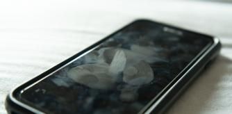 Pantalla de móvil llena de 'dedazos'